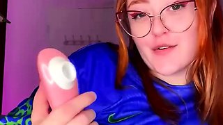 Ruiva exibindo a bunda grande enquanto brinca com a