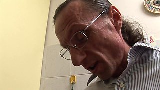 Italian housewife takes a gigantic shaft