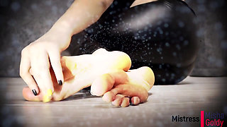 Deny your orgasm again and again over my oiled feet ! Mesmerizing mindfuck!