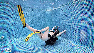 Lucy's Naked Scuba Wank Underwater Orgasm