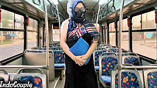 Murid sekolah murid nakal ini muasin dirinya sendirian di dalam bus starnger!