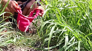 Kheton mein desi sauteli bahan Sadi utaar kar Naha Rahi Hai khula bathroom jungle mein bhabhi Naha rahi hai sasur ji ne deka outdoor Bahhroo