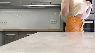 Lass's up skirt action