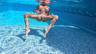 Super Hot MILF Tatiana Steele Gives Ian a POV BJ in the Pool