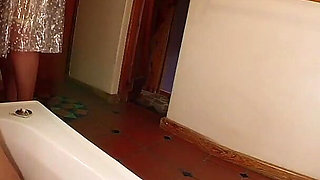 Dominatrix Mistress April - a slave bath